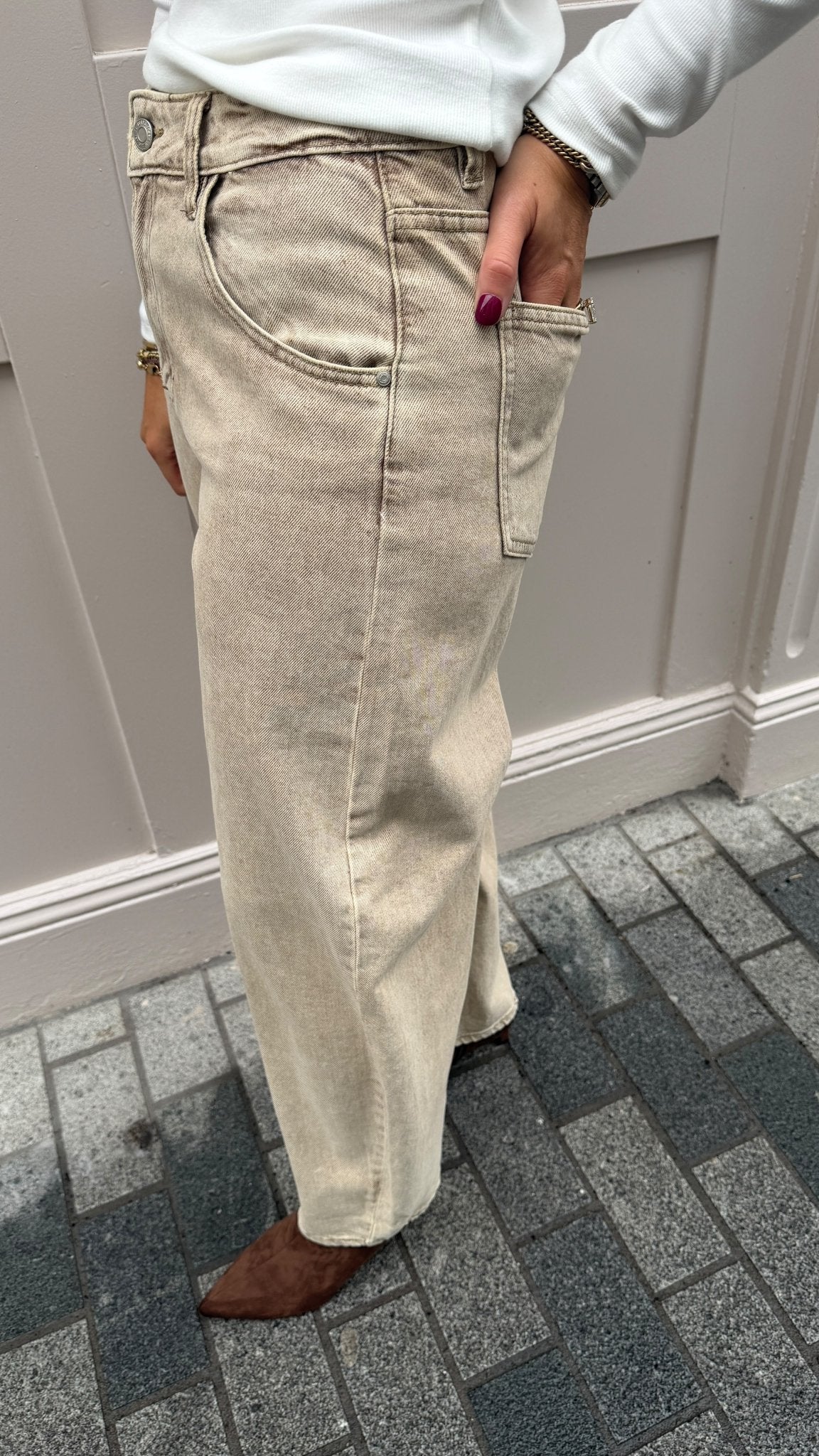 Shelley Barrel-Leg Jeans Beige - Lily's Boutique