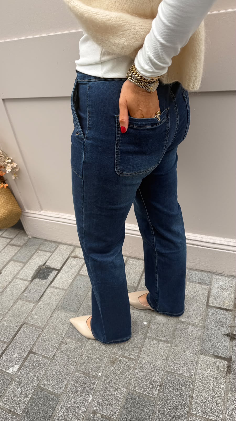 Gerri Straight-Leg Jeans - Lily's Boutique