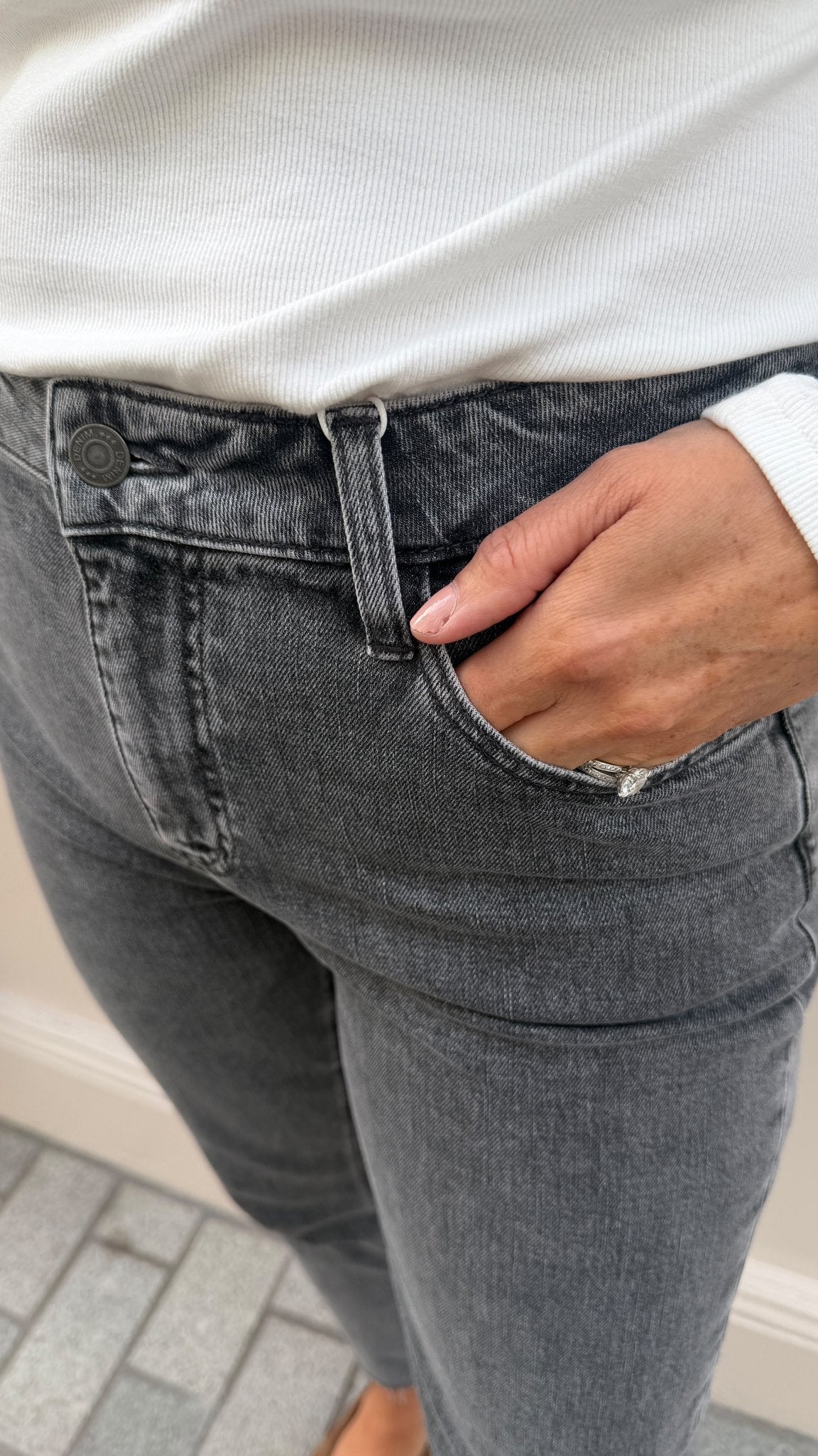 Ellie Straight Leg Jeans - Lily's Boutique