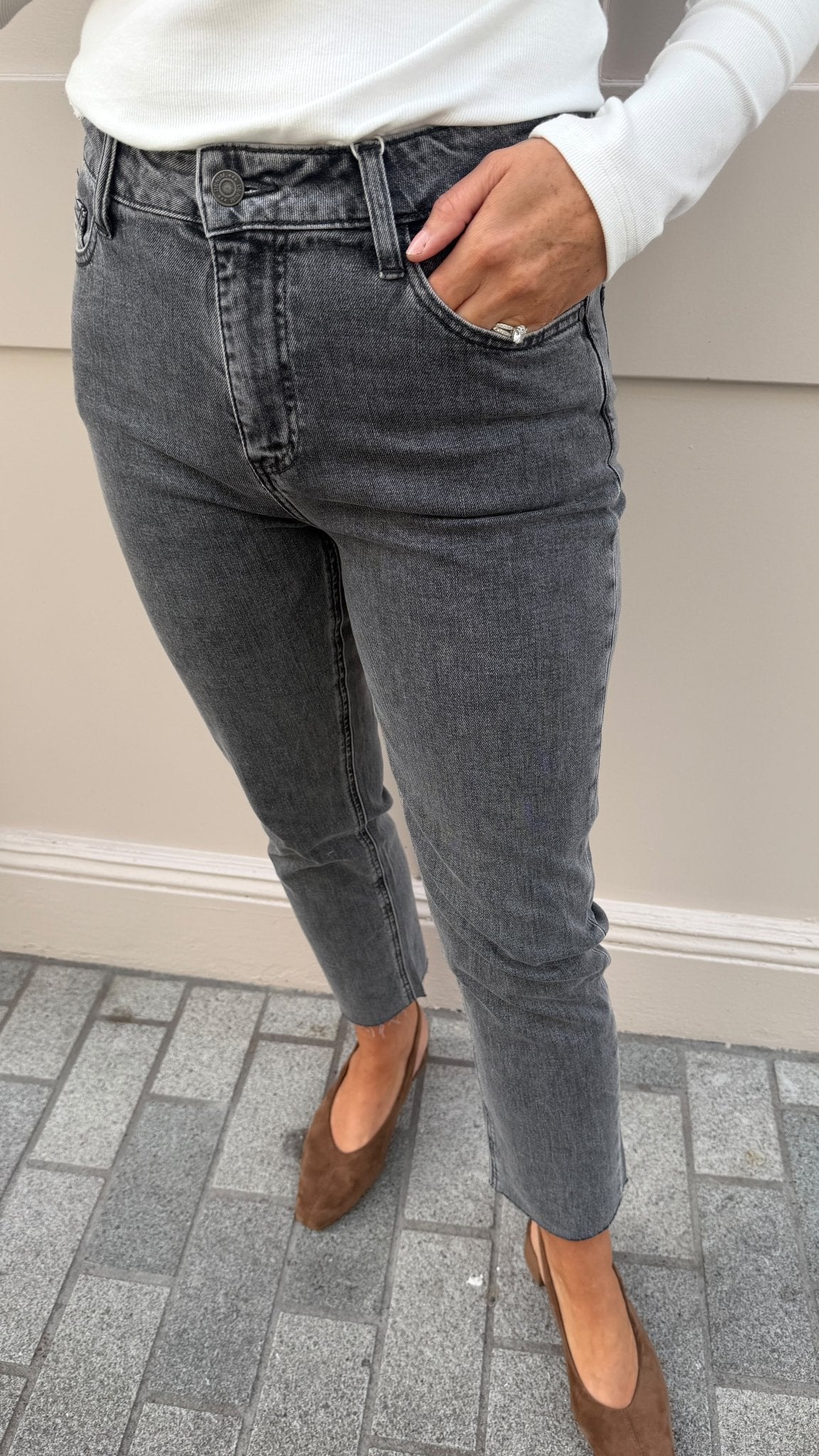 Ellie Straight Leg Jeans - Lily's Boutique