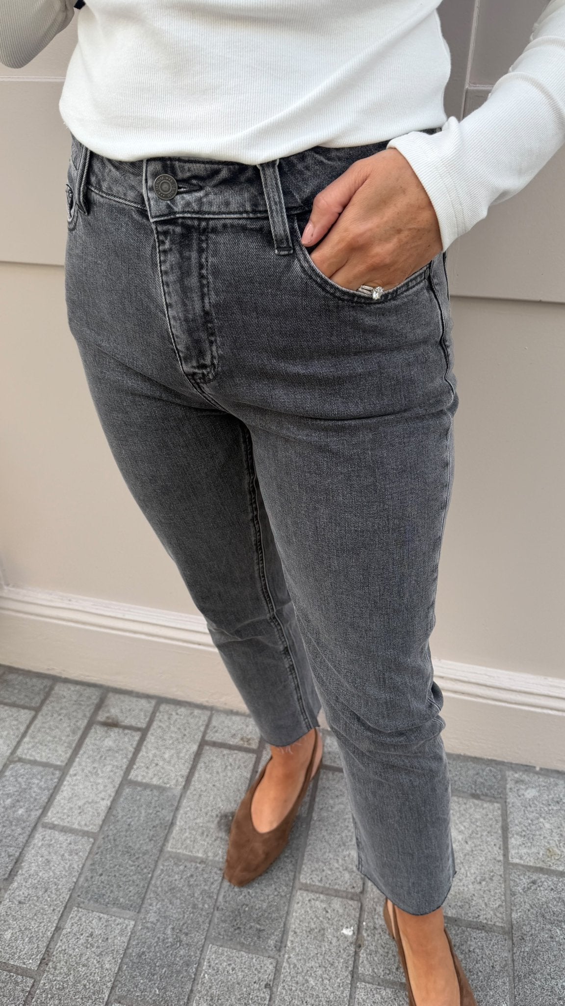 Ellie Straight Leg Jeans - Lily's Boutique