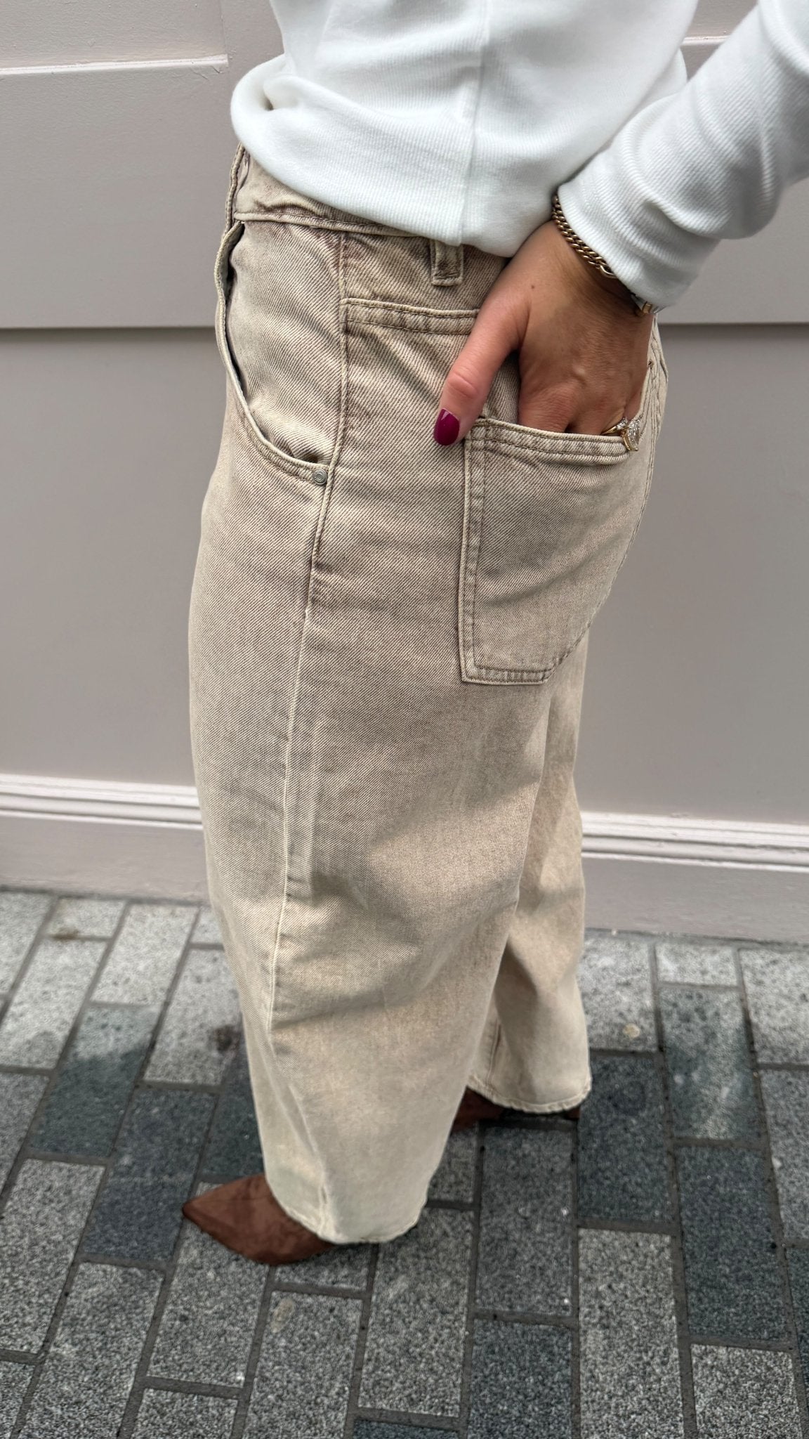 Shelley Barrel-Leg Jeans Beige - Lily's Boutique