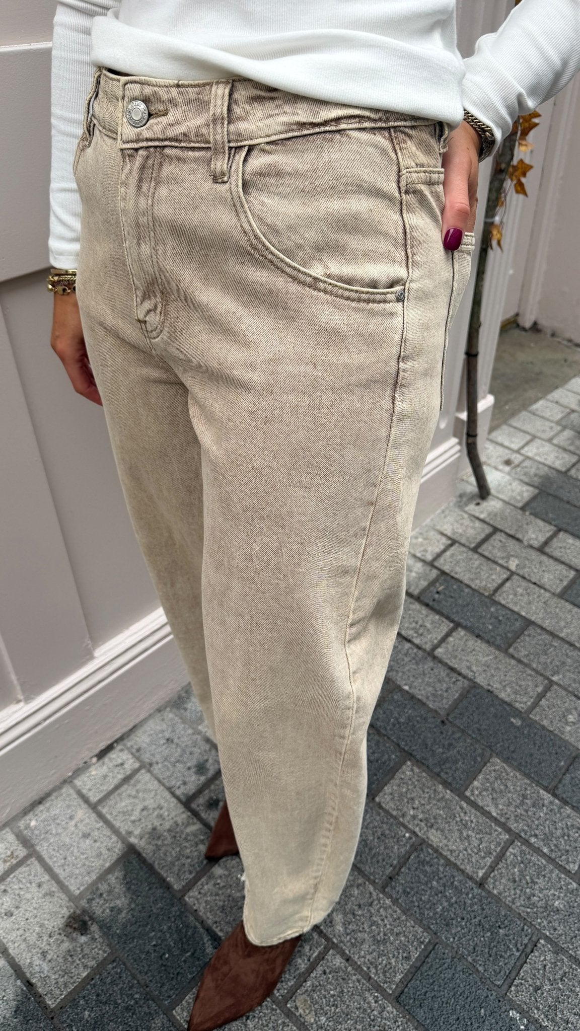 Shelley Barrel-Leg Jeans Beige - Lily's Boutique