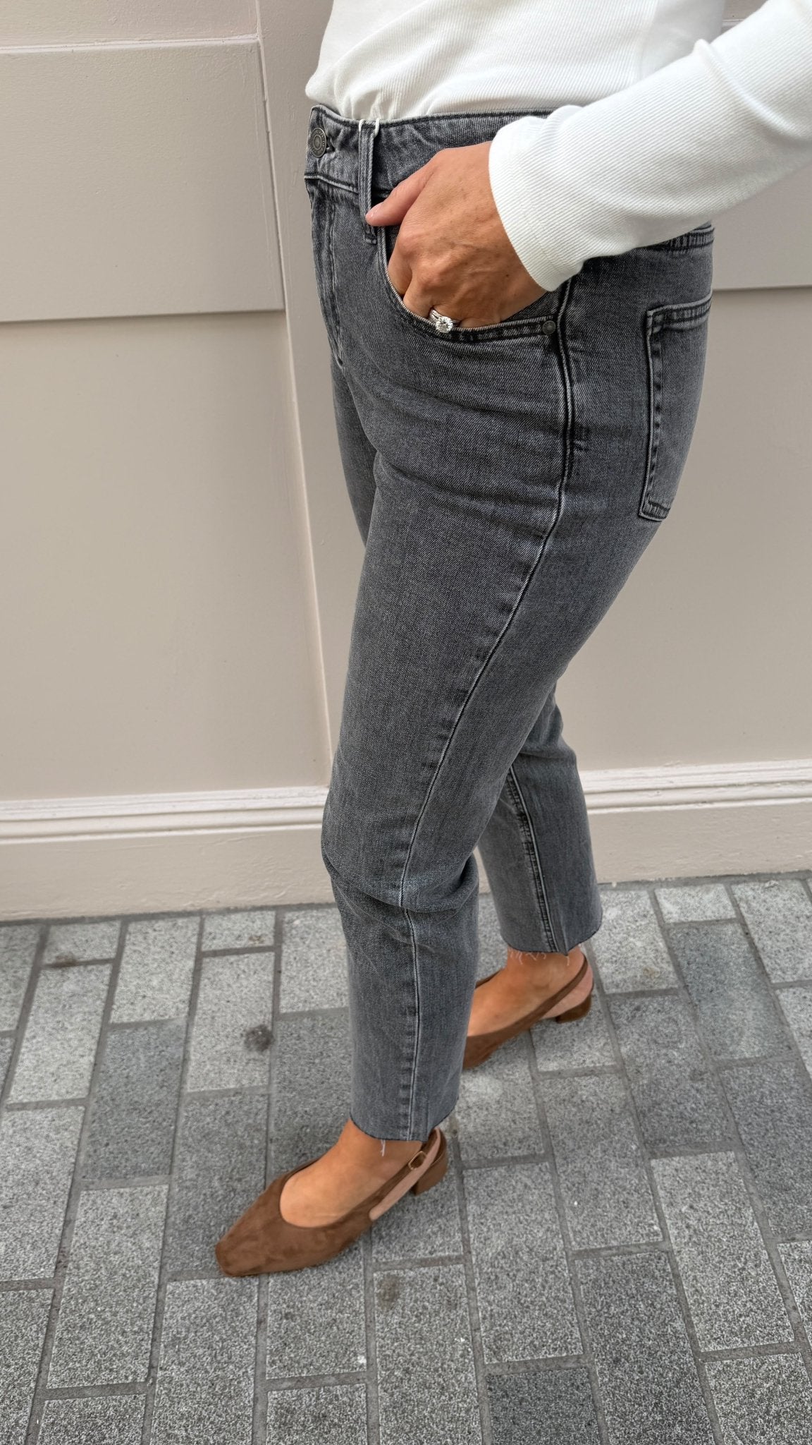 Ellie Straight Leg Jeans - Lily's Boutique