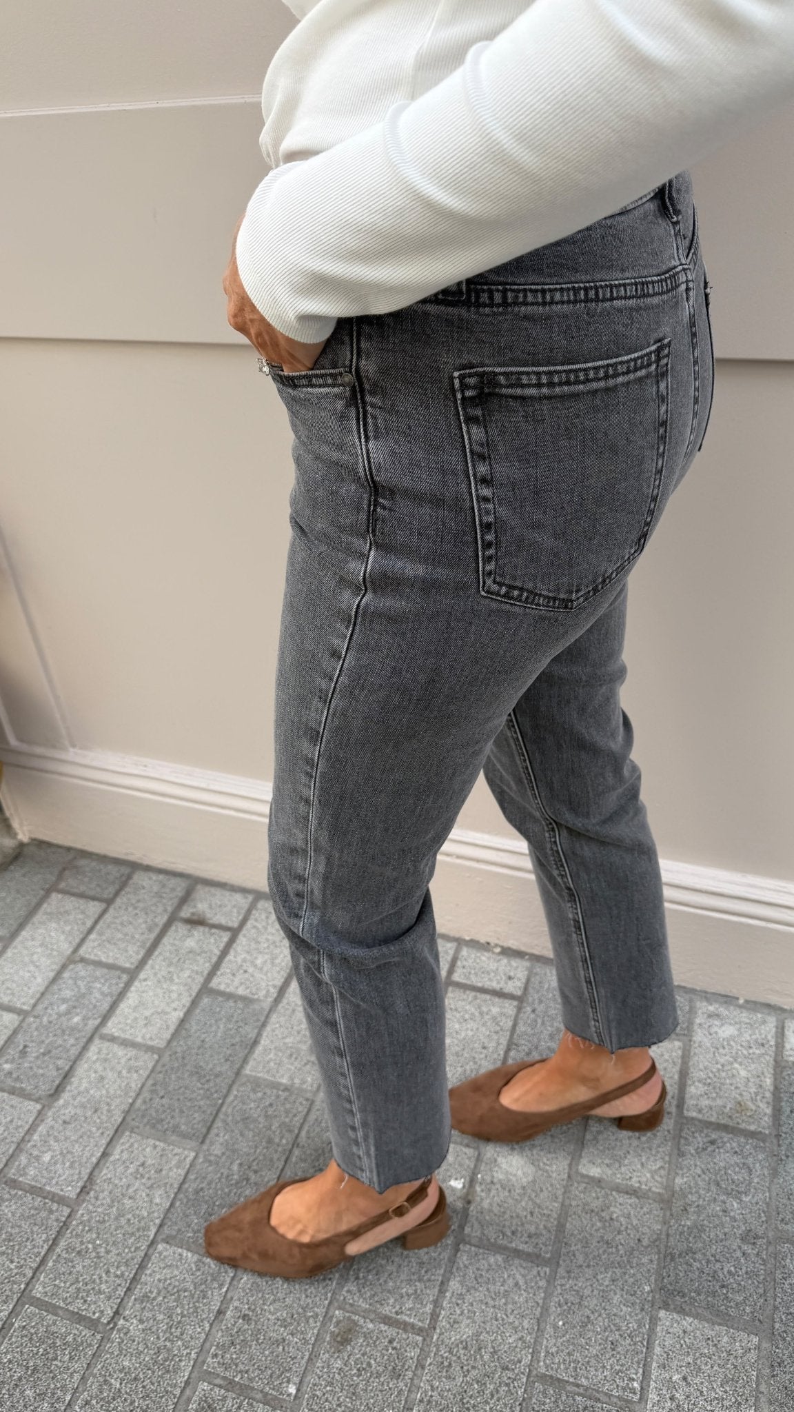 Ellie Straight Leg Jeans - Lily's Boutique